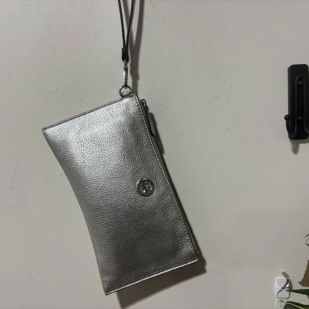 ❤️Michael Kors Gigi Pebbled Leather Wristlet